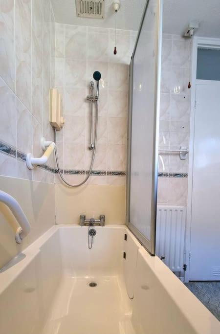 Spacious 2 Bed Bungalow Энфилд Экстерьер фото