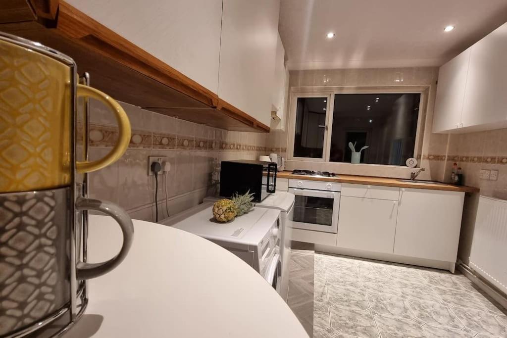 Spacious 2 Bed Bungalow Энфилд Экстерьер фото