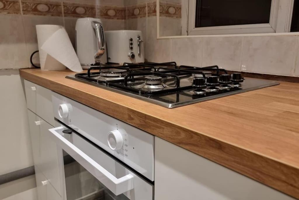 Spacious 2 Bed Bungalow Энфилд Экстерьер фото