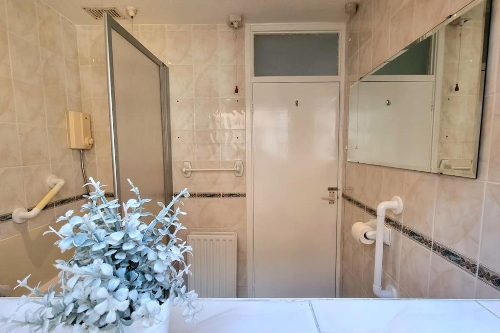 Spacious 2 Bed Bungalow Энфилд Экстерьер фото