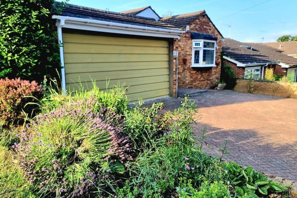 Spacious 2 Bed Bungalow Энфилд Экстерьер фото